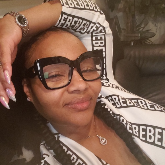 Meet your Posher, Pamela - Picture 1 of 1